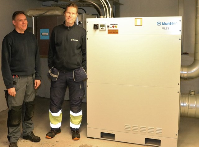 Ted Johansson and Munters service technician Roger
Johnsson next to the new ML23 dehumidifier.